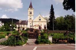 Bild enthält, House, Housing, Villa, Grass, Plant, Clock Tower, Tower, Outdoors, Arch, Park