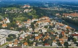 Bild enthält, Neighborhood, Outdoors, Architecture, Building, Cityscape, Urban, Nature, Suburb, Water, Aerial View
