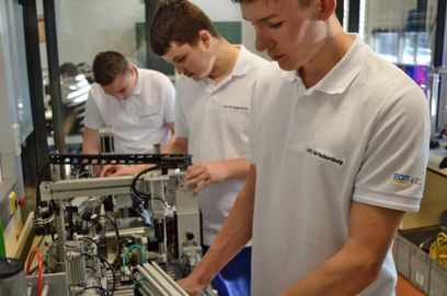 Schüler beim Einsatz ihrer Automatisierungsfähigkeiten in der schuleigenen Praxiswerkstatt
