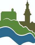 Eine Illustration mit einem grünen Haus, einem Turm und einem Fluss. Der Fluss ist blau.