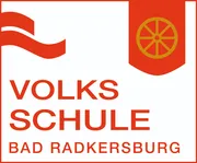 Das Logo der Volksschule Bad Radkersburg zeigt ein rotes Wellensymbol und einen roten Schild mit einem goldenen Rad in der Mitte. Der Text lautet 'VOLKSSCHULE BAD RADKERSBUR'.