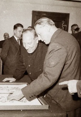 LH Josef Krainer und Prof. Fritz Silberbauer im Radkersburger Rathaus, 1954