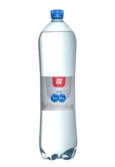 Eine durchsichtige Plastikflasche mit Long Life Mineralwasser, gekennzeichnet mit 'Bad Radkersburg' und 'mild', inklusive des roten Markenlogos und einem blauen Kreis mit 'Ca' und 'Mg' darin.
