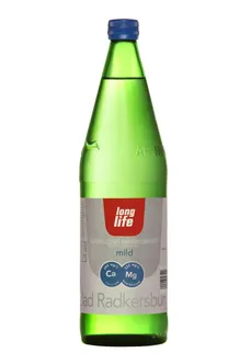 Eine grüne Flasche Long Life natürliches Mineralwasser mit der Aufschrift mild, mit Indikatoren für Calcium- und Magnesiumgehalt.