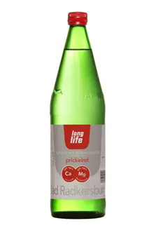 Eine grüne Glasflasche mit einem Etikett, das 'long life' und 'Bad Radkersburg' mit einem roten Logo liest. Enthält natürliches Mineralwasser mit Calcium und Magnesium.