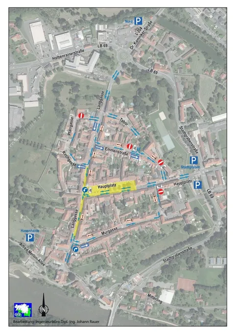 Eine Karte zeigt das städtische Layout mit dem Hauptplatz im Zentrum. Beschriftete Straßen wie Langgasse, Murgasse und andere führen dorthin. Parkzeichen und Verkehrssignale sind sichtbar.