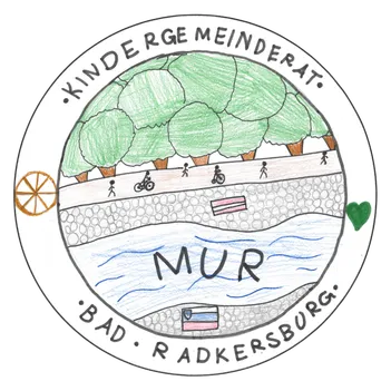 Eine kreisförmige Illustration zeigt einen Wasserkörper mit Bäumen und einer Straße auf beiden Seiten. Die Texte 'KINDERGE MEINDERAT' und 'BAD RADKERSBURG' befinden sich oben und unten. Der Fluss 'MUR' ist in der Mitte. Menschen laufen und fahren auf der Straße.