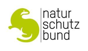 Das Logo von Natur Schutz Bund zeigt einen stilisierten grünen Frosch und den Text 'Natur Schutz Bund' in schwarz. Der Frosch ist in einer entspannten Haltung dargestellt und symbolisiert Harmonie mit der Natur.