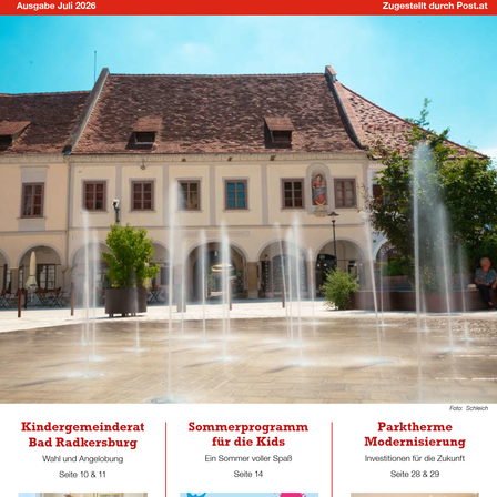 Ein Brunnen vor einem historischen Gebäude mit einem Ziegeldach und mehreren Fenstern. Das Gebäude hat eine Statue über dem Eingang. Im Vordergrund befinden sich Bäume und Pflanzen.