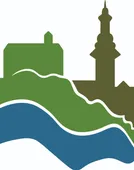 Eine abstrakte Illustration einer Landschaft mit einem Fluss, der durch grünes Land fließt und einen hohen Turm auf der rechten Seite.