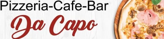 Ein Schild für Pizzeria-Cafe-Bar Da Capo, mit einer Pizza mit Zutaten wie Schinken, Pilzen und Käse auf weißem Hintergrund.