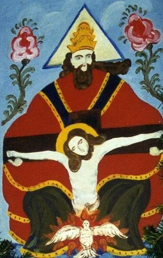 Religiöses Gemälde mit Jesus am Kreuz, darunter eine Taube, darüber ein bärtiger Mann mit Krone und zwei Blumen auf beiden Seiten des Rahmens.