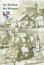 Eine sepia-getönte Zeichnung zeigt ein Dorf mit einer Kirche im Zentrum. Der Titel 'Im Zeichen des Kreuzes' ist in deutscher Sprache über der Zeichnung geschrieben.