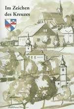 Eine sepia-getönte Zeichnung zeigt ein Dorf mit einer Kirche im Zentrum. Der Titel 'Im Zeichen des Kreuzes' ist in deutscher Sprache über der Zeichnung geschrieben.