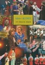 Eine Collage von Menschen, die in einem Theaterstück auftreten, einer mit einem roten Hut, ein anderer spielt Gitarre, und ein gelbes Schild mit Text in der Mitte