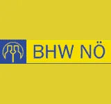 Das Bild zeigt einen gelben Hintergrund mit einem blau-weißen Logo auf der linken Seite und dem blauen Text 'BHW NO' auf der rechten Seite. Das Logo zeigt eine stilisierte Brille.