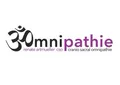 Das Logo von 30mmipathie zeigt das Wort 'omnipathie' in stilisierten lila Buchstaben, mit '30' in Schwarz darüber und 'renate artmueller cso' und 'cranio sacral omnipathie' in kleineren Buchstaben darunter.