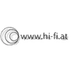 Das Bild zeigt ein Logo für 'www.hi-hat.com' mit einer stilisierten, gebogenen Linie, die einem musikalischen Hi-Hat-Symbol ähnelt, auf schwarzem Hintergrund.