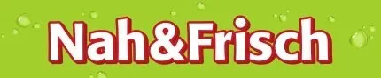 Ein grüner Hintergrund mit Wassertropfen, die darüber verstreut sind. In der Mitte steht der Text 'Nah&Frisch' in Rot und Weiß hervorgehoben.