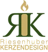Ein Logo mit einer brennenden Kerze und den Buchstaben RK in Grün und Weiß, auf schwarzem Hintergrund, mit dem Text Riesenhuber Kerzendesign darunter.