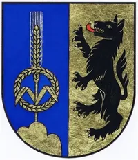 Ein Schild mit einer blauen linken Seite und einer goldenen rechten Seite. Auf der blauen Seite befindet sich ein goldener Weizenstoß und auf der goldenen Seite ein schwarzer Wolf mit roter Zunge.