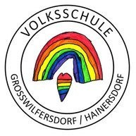 Das Logo der Grosswilfersddorf Hainerdor Dorfschule zeigt einen farbenfrohen Regenbogen, einen Kegel und ein Herz in einem Kreis mit dem Namen der Schule oben und dem Namen des Dorfes unten.