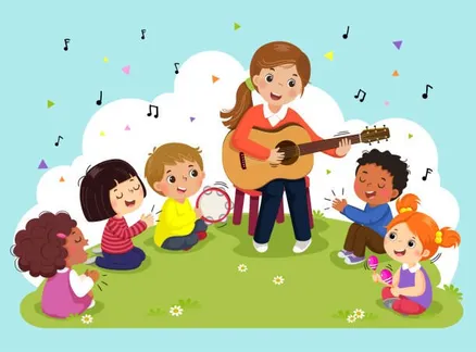 Eine Frau spielt Gitarre, während eine Gruppe von Kindern um sie herum sitzt, einige spielen Instrumente und andere hören aufmerksam zu.