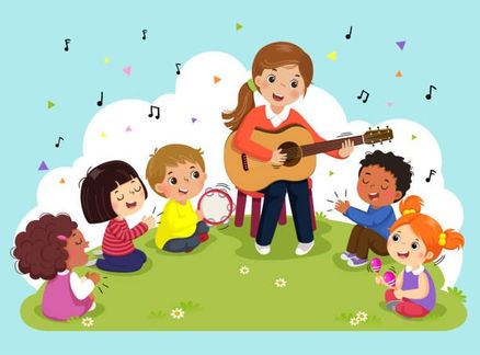 Eine Frau spielt Gitarre, während eine Gruppe von Kindern um sie herum sitzt, einige spielen Instrumente und andere hören aufmerksam zu.