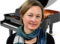 Eine Frau mit kurzen Haaren und einem blauen Schal steht vor einem schwarzen Flügel.