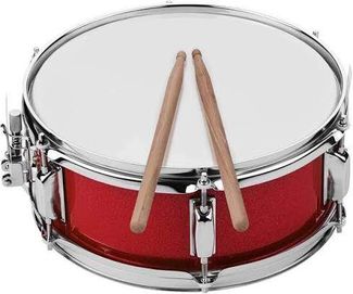 Eine rote Snare-Trommel mit einem weißen Trommelfell und zwei hölzernen Trommelstöcken darauf. Die Trommel hat eine glänzende rote Oberfläche und silberne Hardware.