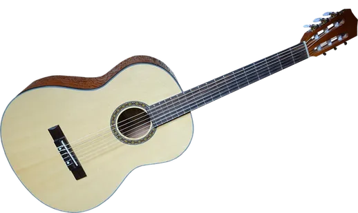 Eine klassische Gitarre mit beigefarbenem Korpus und brauner Einfassung wird vor schwarzem Hintergrund gezeigt. Die Gitarre hat einen dekorativen Zierring um den Schallloch und einen schwarzen Plektrumschutz.