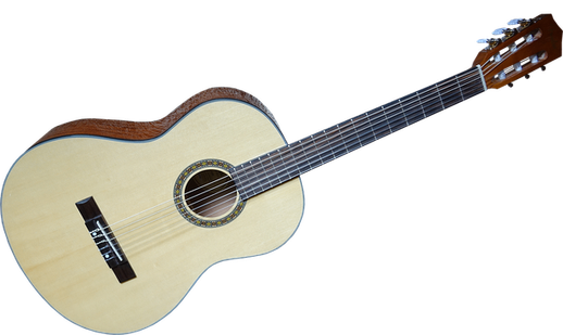 Eine klassische Gitarre mit beigefarbenem Korpus und brauner Einfassung wird vor schwarzem Hintergrund gezeigt. Die Gitarre hat einen dekorativen Zierring um den Schallloch und einen schwarzen Plektrumschutz.