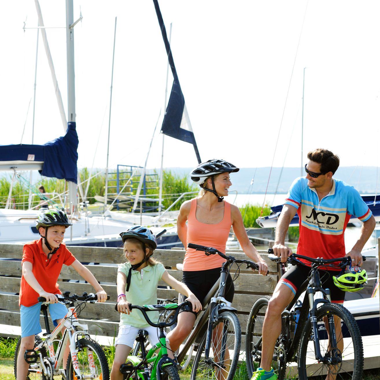 Bild enthält, Helmet, Shorts, Child, Female, Girl, Person, Boy, Male, Teen, Bicycle