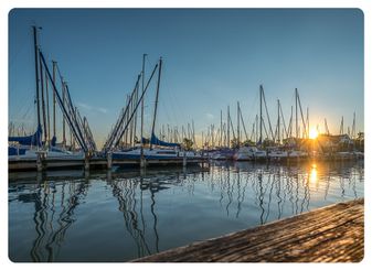 Bild enthält, Water, Waterfront, Port, Harbor, Pier, Boat, Sailboat, Vehicle, Watercraft, Marina