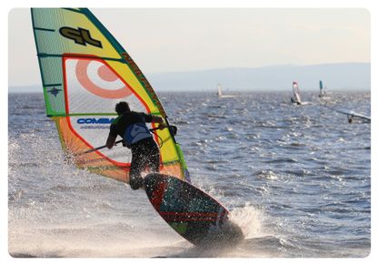 Bild enthält, Nature, Outdoors, Sea, Water, Sea Waves, Person, Vehicle, Watercraft, Surfing, Boat