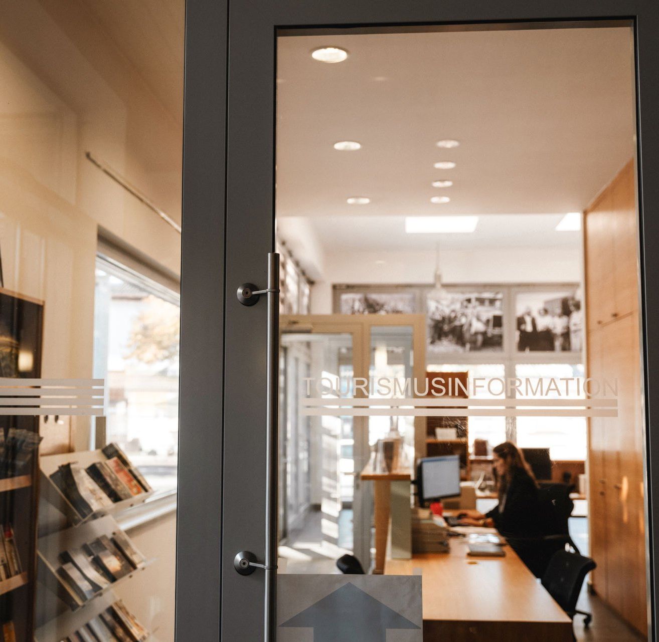 Bild enthält, Book, Publication, Door, Bookstore, Shop, Building, Person, Furniture, Library, Monitor