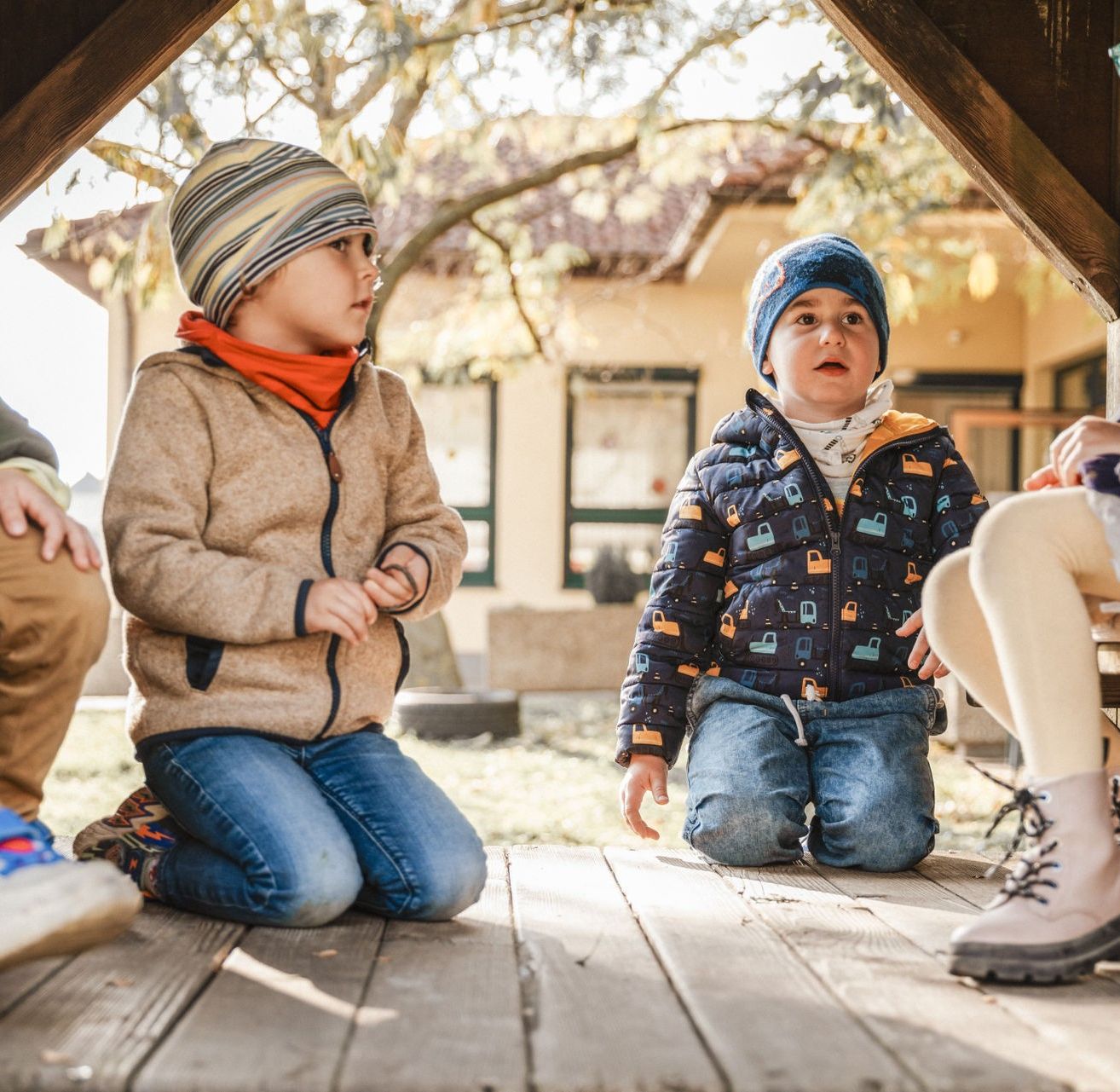 Bild enthält, People, Person, Pants, Head, Face, Boy, Child, Male, Happy, Jacket