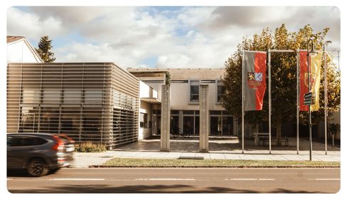 Bild enthält, Office Building, City, Car, Urban, Road, Street, Wheel, Flag, Neighborhood, Housing
