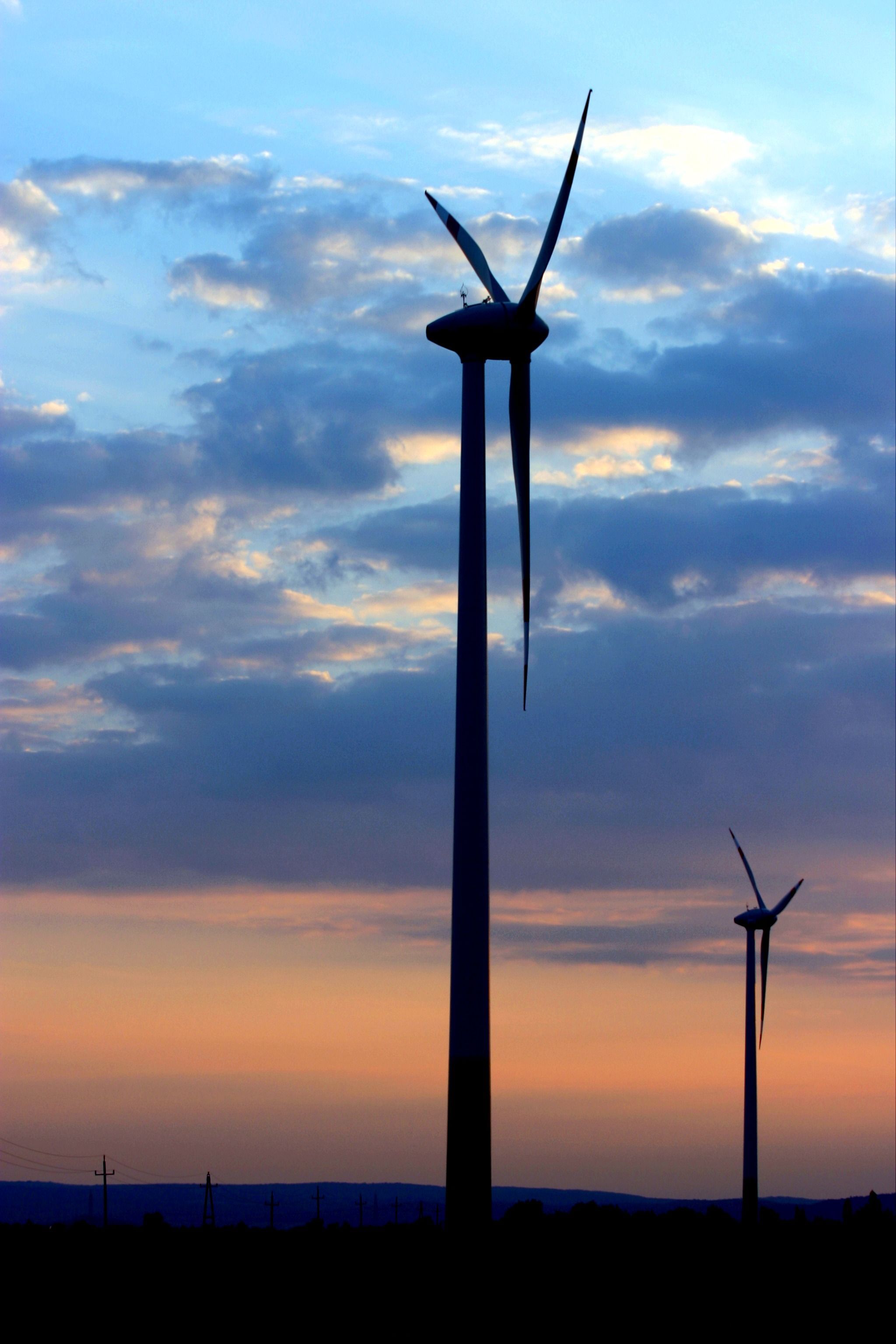 Bild enthält, Machine, Motor, Engine, Turbine, Wind Turbine, Utility Pole, Outdoors, Windmill