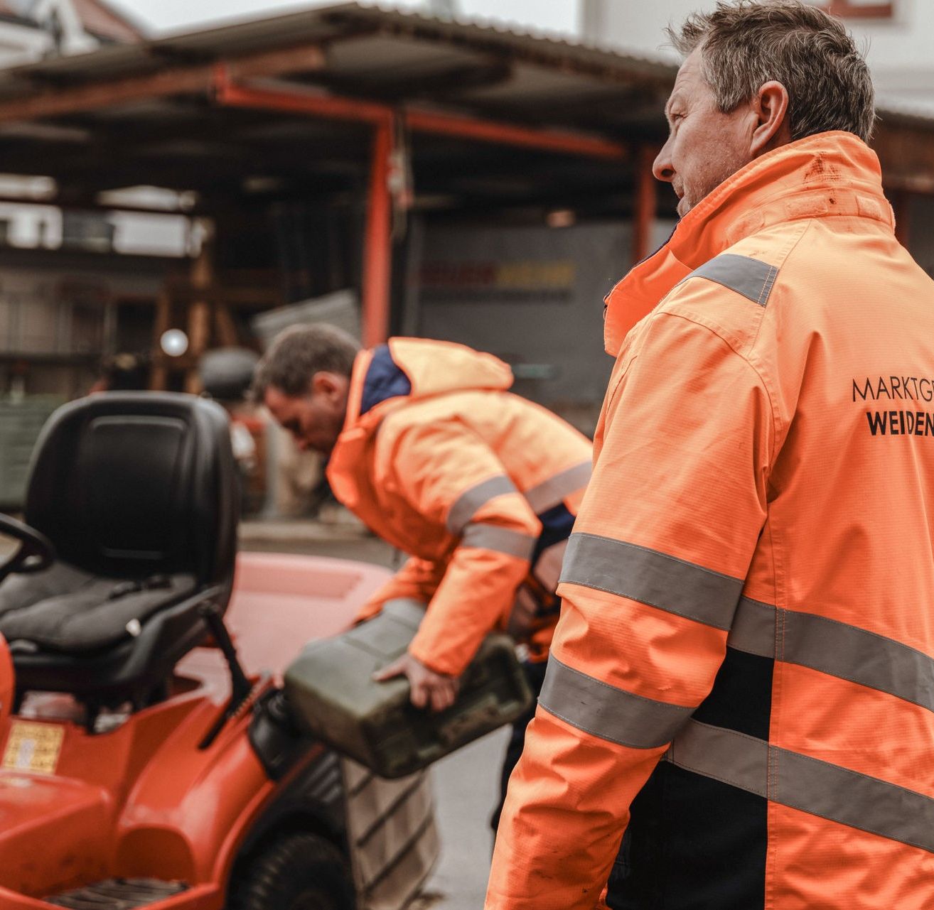 Bild enthält, Person, Worker, Adult, Male, Man, Handbag, Motorcycle, Face, Head, Wheel