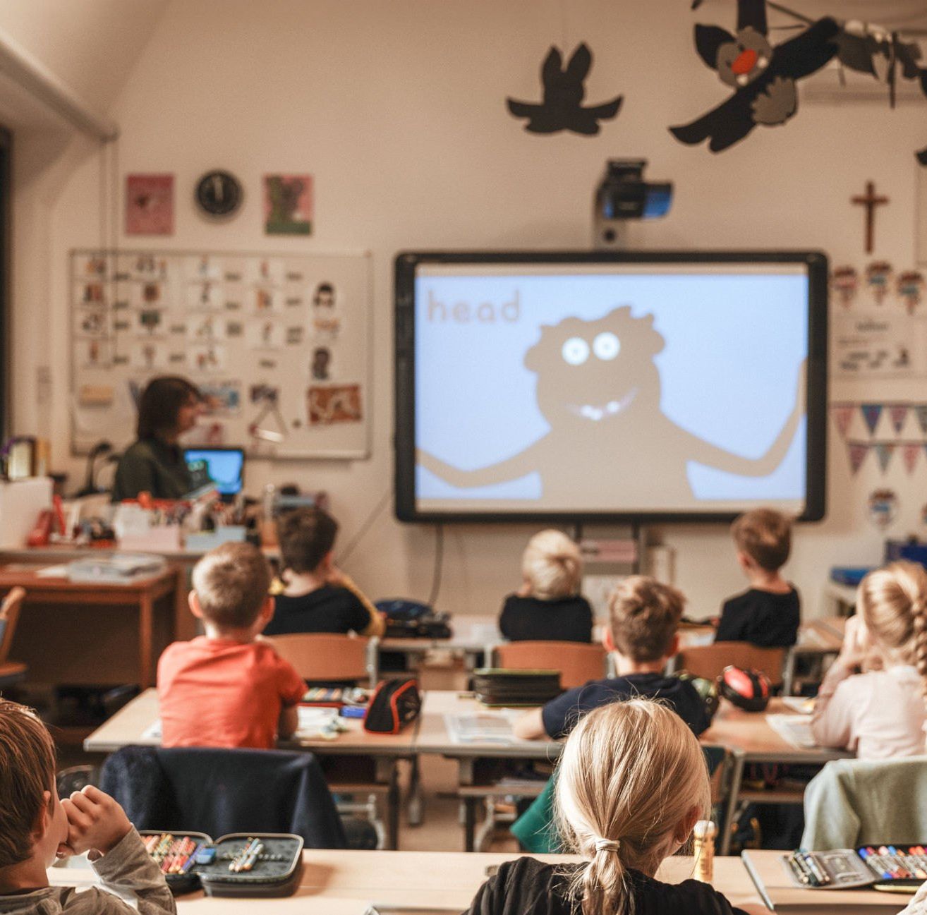 Bild enthält, Person, Student, Boy, Child, Male, Female, Girl, School, Classroom, Monitor