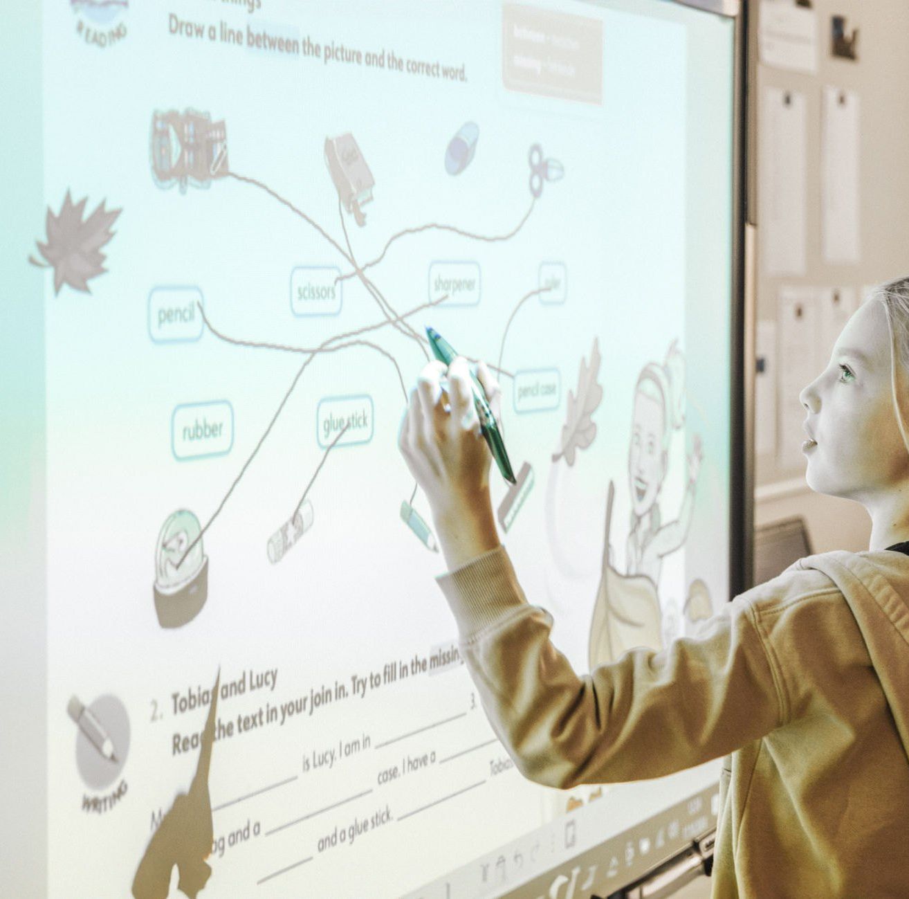 Bild enthält, Person, White Board, Pen, Face, Head, CAD Diagram, Diagram, Chart, Flow Chart