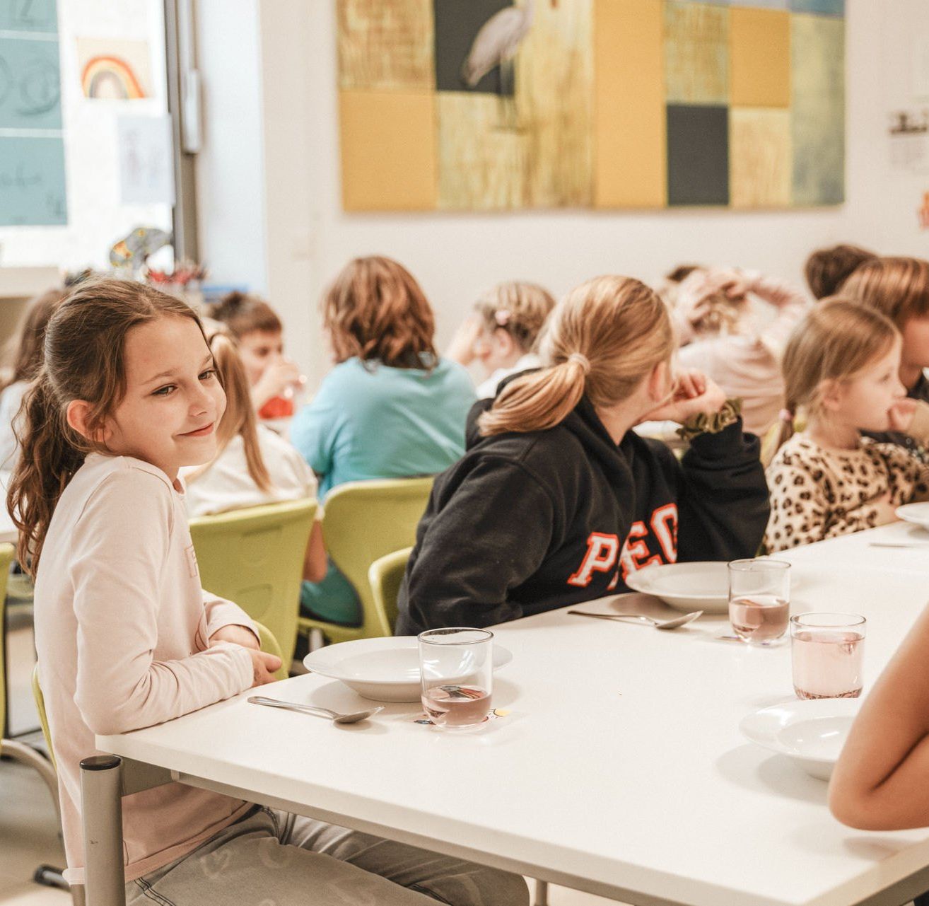 Bild enthält, Cafeteria, Restaurant, Person, Student, Child, Female, Girl, Boy, Male, People