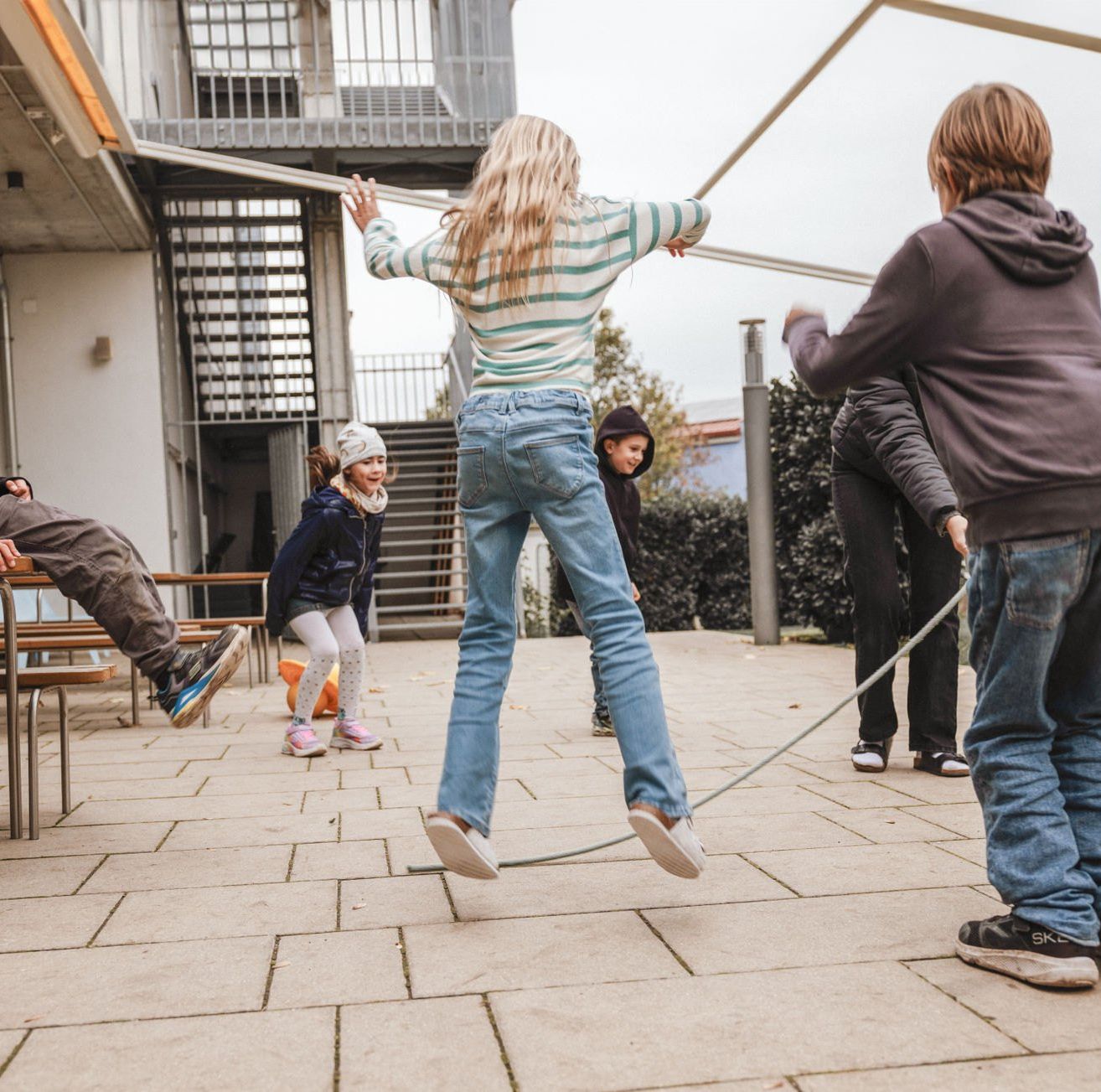 Bild enthält, People, Person, Boy, Child, Male, Jeans, Pants, Shoe, Jumping, Coat