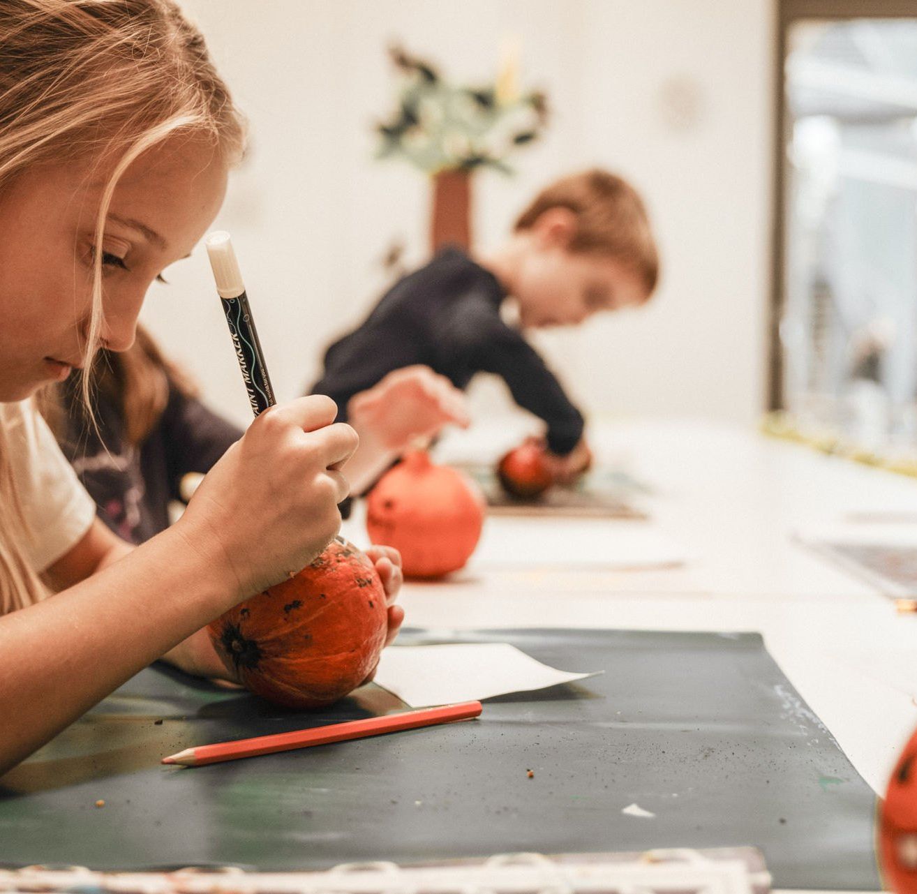Bild enthält, Boy, Child, Male, Person, Female, Girl, Student, Writing, Head