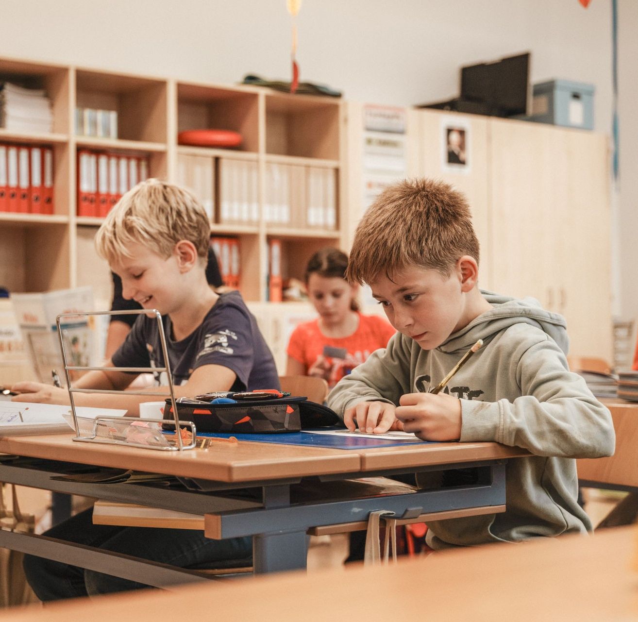 Bild enthält, Person, Student, Boy, Child, Male, Furniture, Table, Face, Head