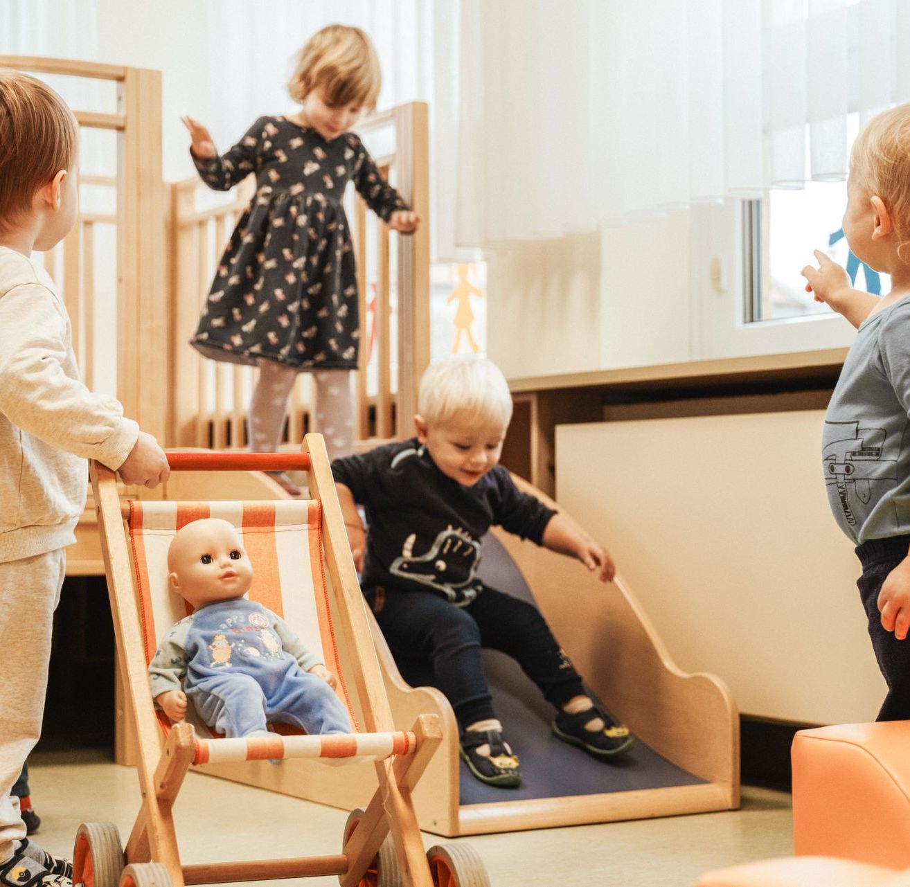 Bild enthält, Boy, Child, Male, Person, Female, Girl, Baby, Indoors, Face, Play Area