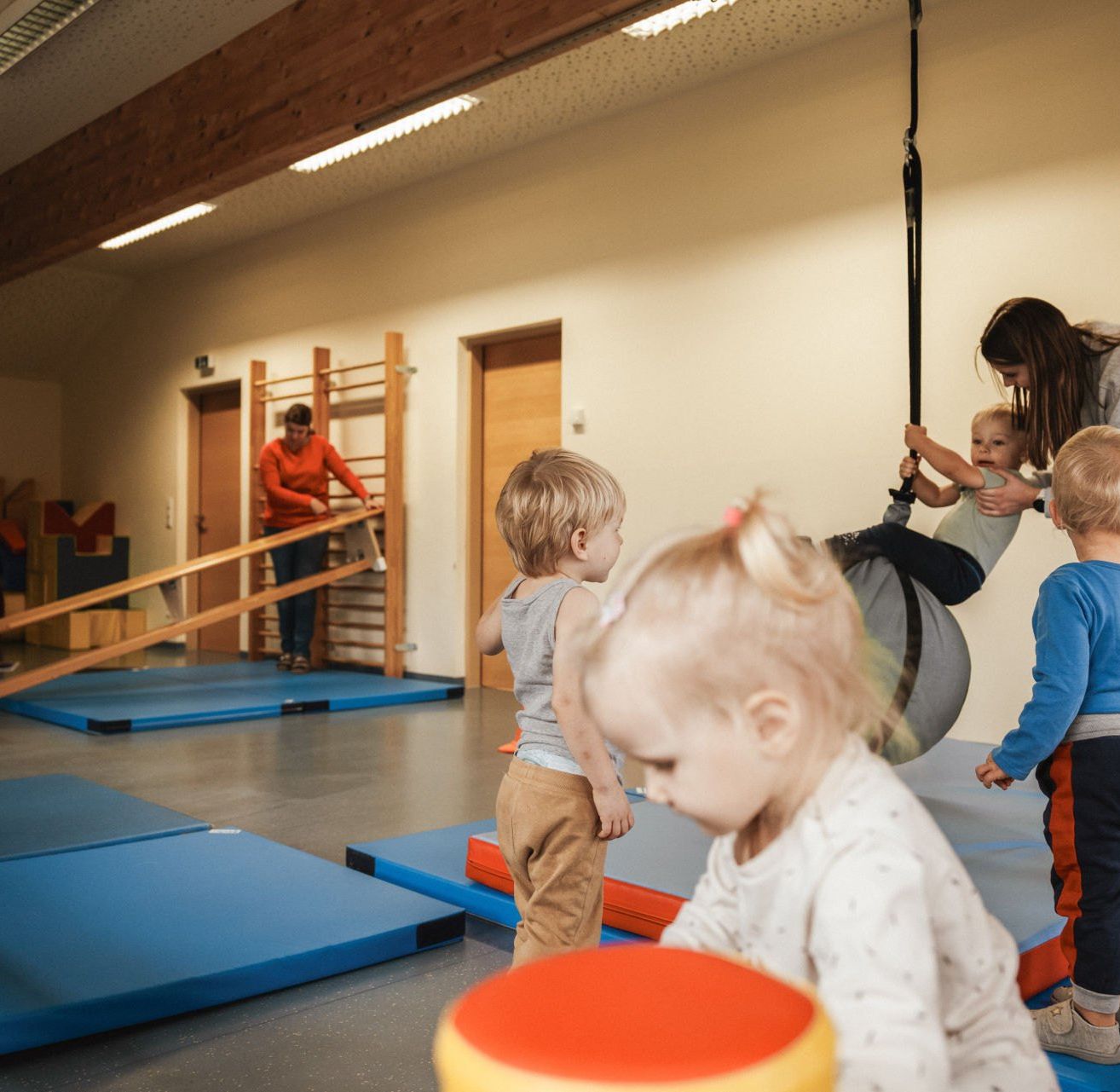 Bild enthält, Person, Child, Female, Girl, Boy, Male, Indoors, Play Area, Baby, Mace Club