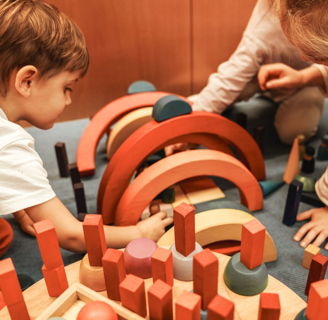 Bild enthält, Play, Boy, Child, Male, Person, Tape, Machine, Wheel, Face, Head