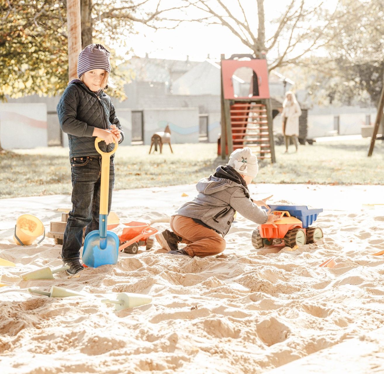 Bild enthält, Outdoors, Boy, Child, Male, Person, Play Area, Shovel, Wheel, Play, Outdoor Play Area